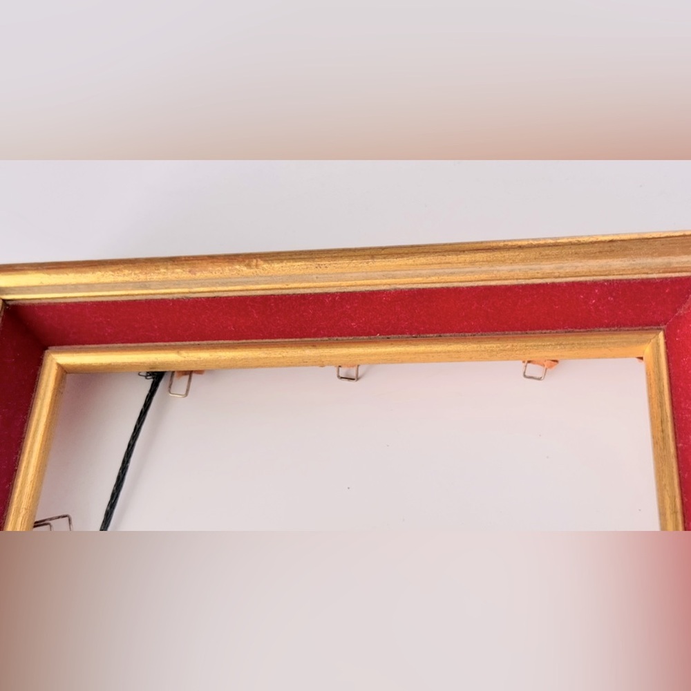 VINTAGE 5x7 Antique Wooden Red Velvet Gold Picture Frame w Wire Hanger - Picture 6 of 16